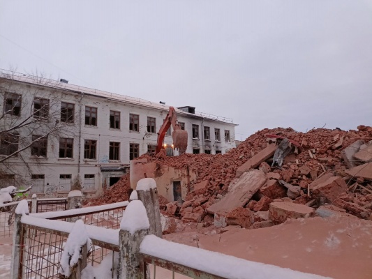 Саров Школу №13 ломают - 01.jpg